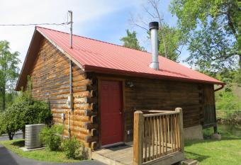 River Place Inn has rooms with a private hot tub