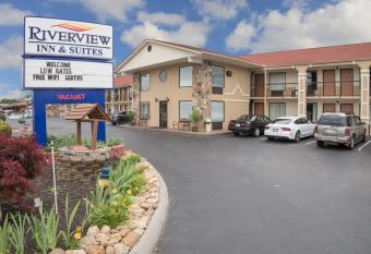 Econo Lodge Sevierville~Pigeon Forge on the River has Balcony rooms