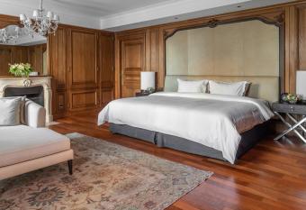 Palacio Duhau - Park Hyatt Buenos Aires has rooms with a private hot tub