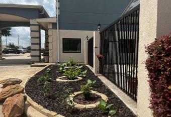 Super 8 by Wyndham Pasadena has Smoking rooms