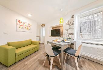 Mariva Downtown apartment with free parking allows 18 year olds to book a room