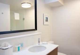 Hampton Inn Grand RapidsoSouth has rooms with a private hot tub