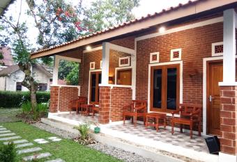 Genthong Homestay has Balcony rooms
