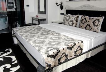 Hotel Hill has rooms with a private hot tub