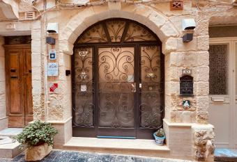 10 La Ruelle allows 18 year olds to book a room