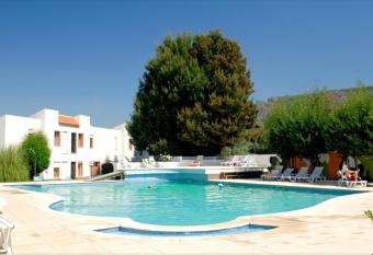 Nature & Beach Resort Aldeamento Turistico do Camarido allows 18 year olds to book a room