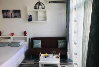 Studio- Grand Bay- 30 Meters from the Beach allows 18 year olds to book a room