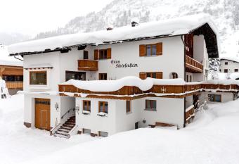 Haus Schrofenstein has Balcony rooms