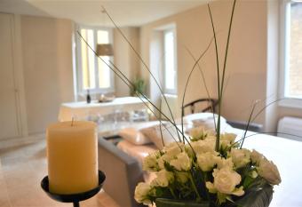 LA CASA DI TITO - COMO LAKE allows 18 year olds to book a room