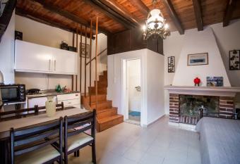 Traditional Cozy House in the Village Ano Garounas has Balcony rooms