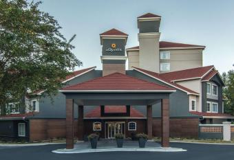 La Quinta Inn & Suites by Wyndham Atlanta Perimeter Medical allows 18 year olds to book a room