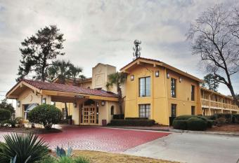 La Quinta Inn by Wyndham Savannah Midtown has Balcony rooms
