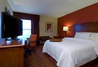 Hampton Inn Ft. Wayne-Southwest has rooms with a private hot tub