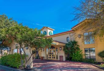 La Quinta Inn by Wyndham San Antonio I-35 N at Rittiman Rd has Smoking rooms