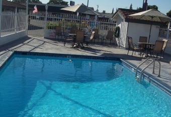 Holiday Motel Oakdale allows 18 year olds to book a room