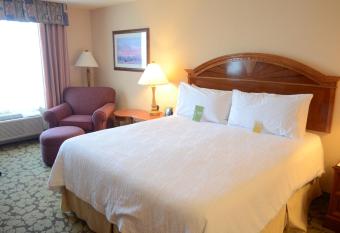 ACP Hotel Westchase has rooms with a private hot tub