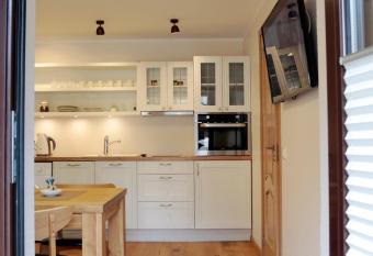 Alexander Apartments has Balcony rooms