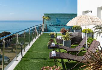 Apartamentos Tur  sticos La Boutique del Mar allows 18 year olds to book a room