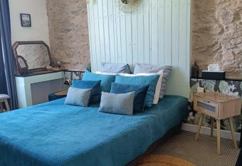 Entre Bastide et Cit   allows 18 year olds to book a room