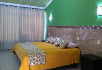 Villa Victoria Pir  mides has Balcony rooms