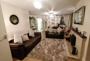 Comfy Quiet Town House has Balcony rooms