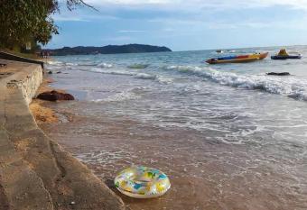 Ocean view resort Fy resident has rooms with a private hot tub