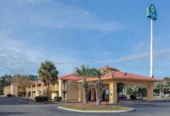 Super 8 by Wyndham Savannah allows 18 year olds to book a room