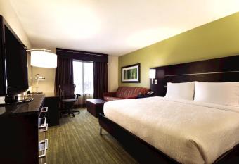 Hilton Garden Inn Houston NW/Willowbrook has rooms with a private hot tub