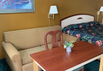 Suite Stay - Talladega has rooms with a private hot tub