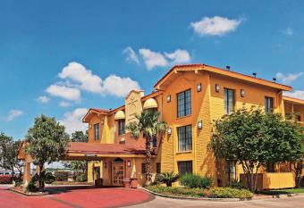 Super 8 by Wyndham San Antonio Near SeaWorld Ingram Park has Smoking rooms