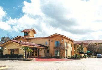 La Quinta Inn by Wyndham New Orleans West Bank / Gretna allows 18 year olds to book a room