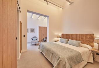 Ca n Alexandre - Adults Only allows 18 year olds to book a room