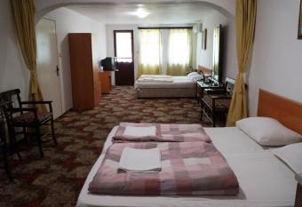 Guestrooms Ross has Balcony rooms