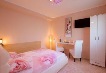 Vila Simona has Balcony rooms