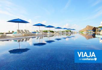 Live Aqua Beach Resort Cancun has rooms with a private hot tub