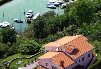 Villa Saline Apartments Portoro   allows 18 year olds to book a room