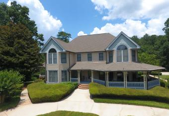 Pleasanton Courtyard Bed and Breakfast has rooms with a private hot tub