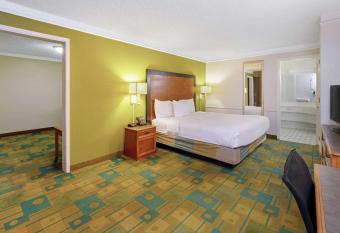 Travelodge by Wyndham Phoenix North has rooms with a private hot tub