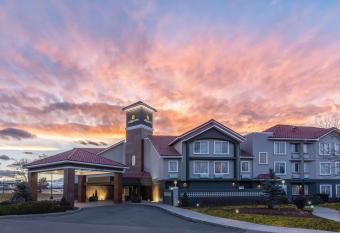 La Quinta Inn & Suites by Wyndham Denver Tech Center allows 18 year olds to book a room