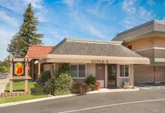 Super 8 by Wyndham Martinez has Smoking rooms