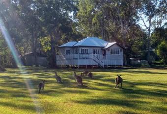 Lake Weyba Noosa Lodge & Kangaroos has Balcony rooms