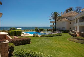 Apt 212 Heaven Beach Apartments, Guadalmansa Playa allows 18 year olds to book a room