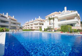 Apt 322 Heaven Beach Apartments, Guadalmansa Playa allows 18 year olds to book a room