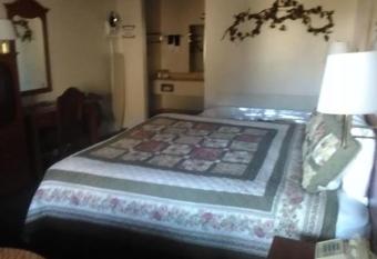 Razorback Lodge has Balcony rooms