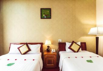 Cong Doan Thanh Binh Hotel has rooms with a private hot tub