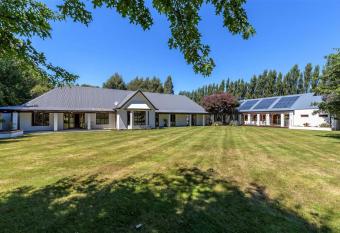 BOND ESTATE LUXURY ACCOMMODATION has rooms with a private hot tub