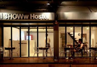 3Howw Hostel Khaosan allows 18 year olds to book a room