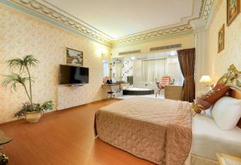 Holland Village Motel has rooms with a private hot tub