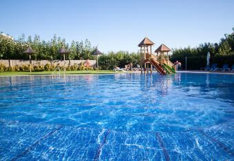 Camping Joan Bungalow Park allows 18 year olds to book a room