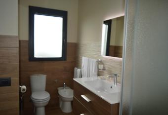 B&B Dimora dell Etna has rooms with a private hot tub